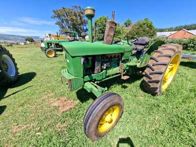 John Deere 2130