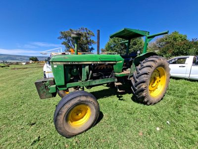 John Deere 3140