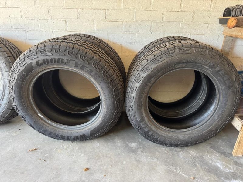 4x Goodyear 255/65R18 AT