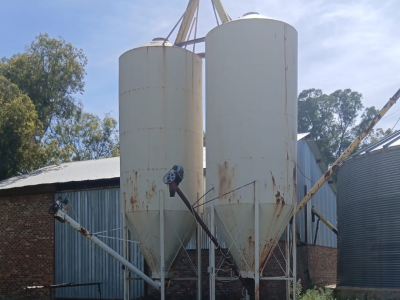 2 Kragvoer-meeltenks beskikbaar