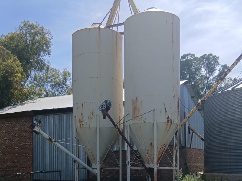 2 Kragvoer-meeltenks beskikbaar