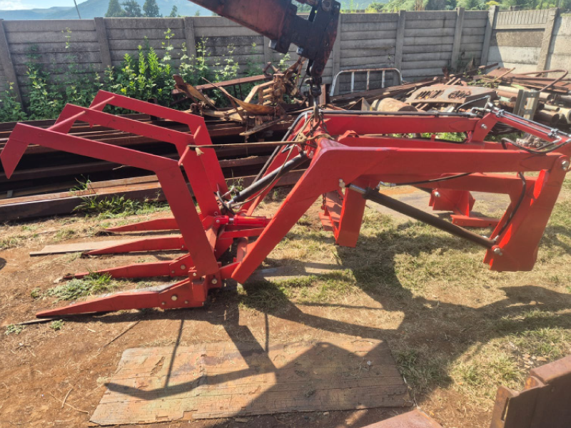 Tractor frontloader with grab